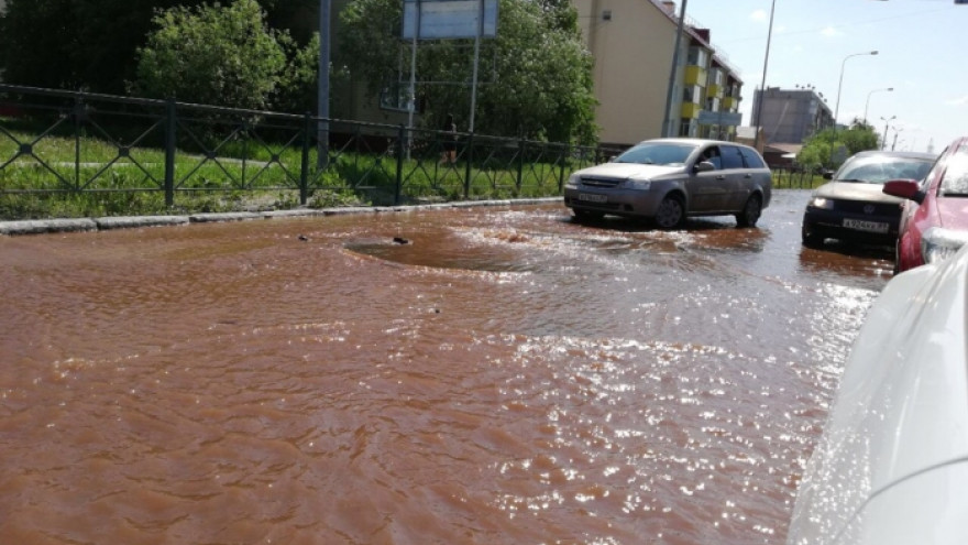 Фонтан холодной воды залил в центре Ноябрьска всю проезжую часть (ФОТО)