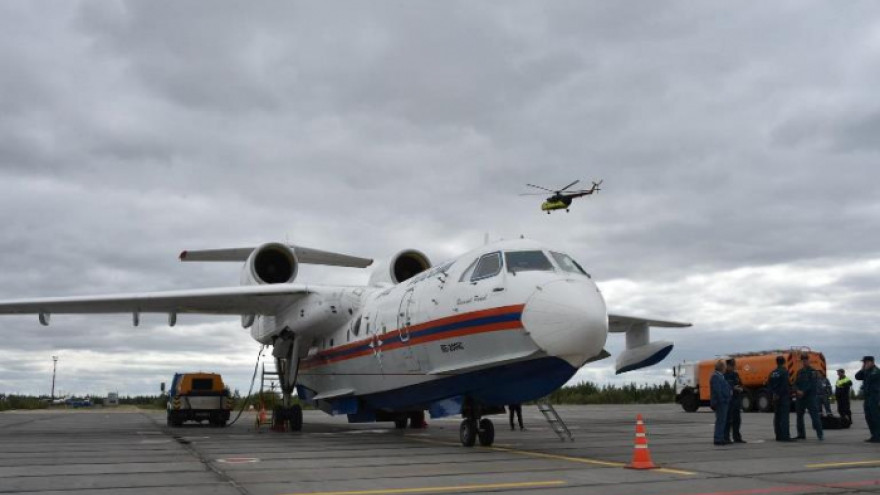 Самолет-амфибия БЕ-200 приступил к тушению природных пожаров на Ямале