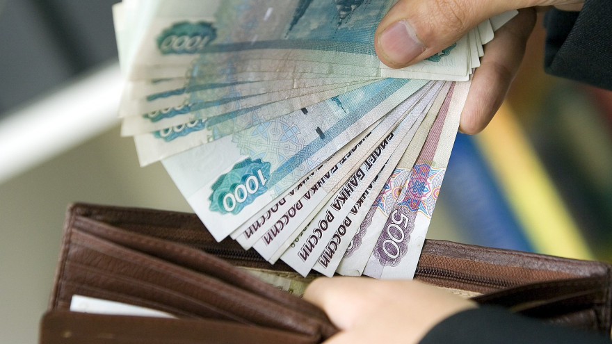 Месячная зарплата среднестатистического работника в России составила 35 тысяч рублей