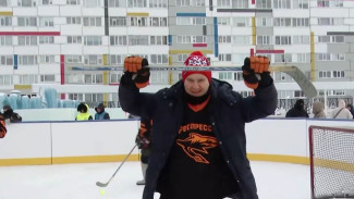 Хоккей в валенках: команда «Роспресса» провела матч с ямальскими чиновниками