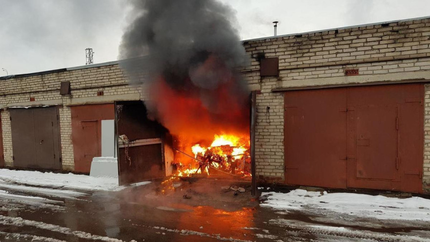 На Ямале из-за крупного пожара в гараже сгорел автомобиль