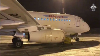 Следственный комитет опубликовал видео самолета, приземлившегося на одном двигателе в Тюмени