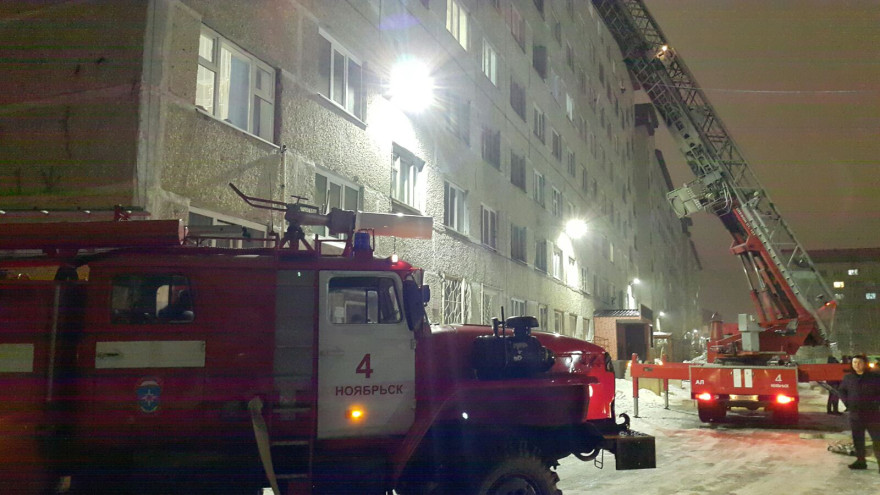 В Ноябрьске огнеборцы спасли из горящей многоэтажки четырех человек, из них двое детей