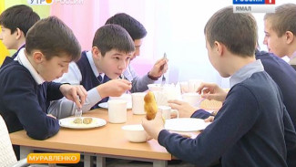За новыми столами и компот слаще. На чьи деньги в школе Муравленко обновили мебель в столовой?