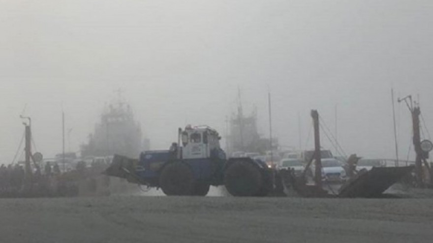 На Ямале из-за тумана не ходят паромы и задерживаются вертолетные рейсы