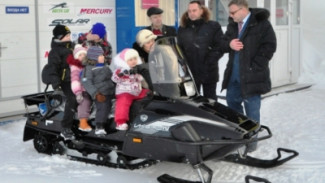 На Ямале многодетной семье подарили снегоход