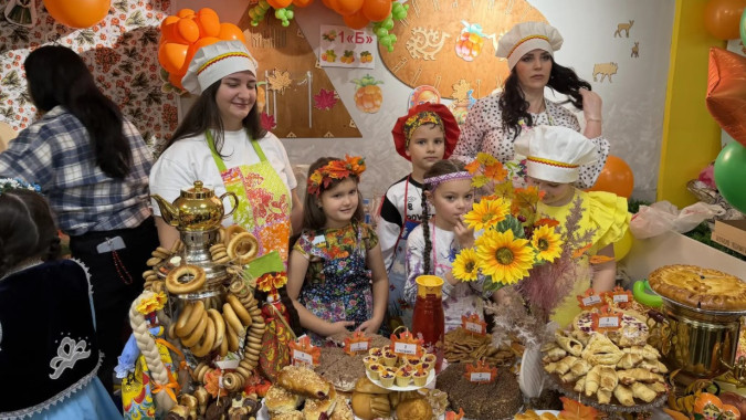 Салехардские школьники устроили ярмарку для поддержки участников СВО