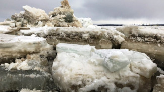 Долгожданный ледоход достиг переправы Салехард - Лабытнанги (ВИДЕО)