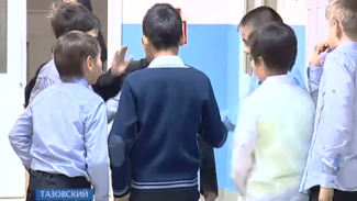 На Ямале дебошир избил в школе учителя и охранника. Досталось еще и полицейскому