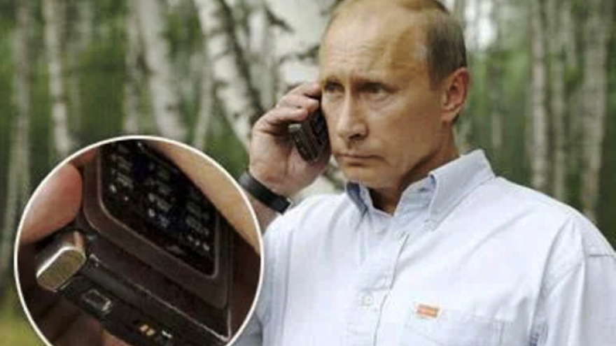 Телефон путиной. Марка телефона Путина Владимира Владимировича. Какой телефон у Путина. Путин с телефоном. Телефон Путина модель.