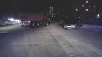 На Ямале водителя иномарки госпитализировали после ДТП с КамАЗом