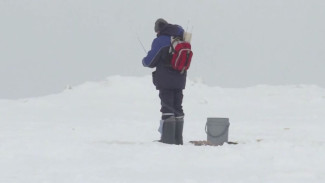На Сахалине дрон предупреждает рыбаков об опасности выхода на лед