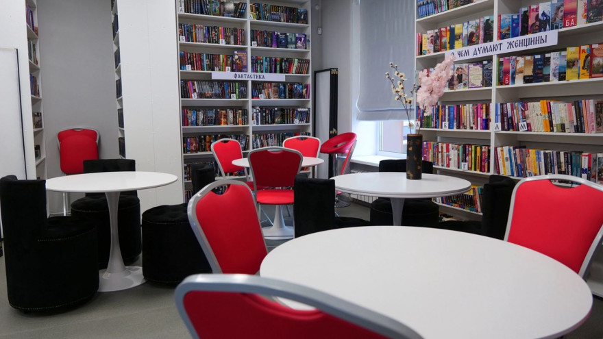 Читальня нового поколения: в Новом Уренгое обновили центральную библиотеку