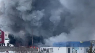 В Надыме горит здание бывшего кафе