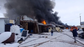 Дым было видно в Салехарде. Огнеборцы 9 часов тушили пожар в Лабытнанги