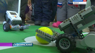 В Губкинском дети учат роботов играть в футбол