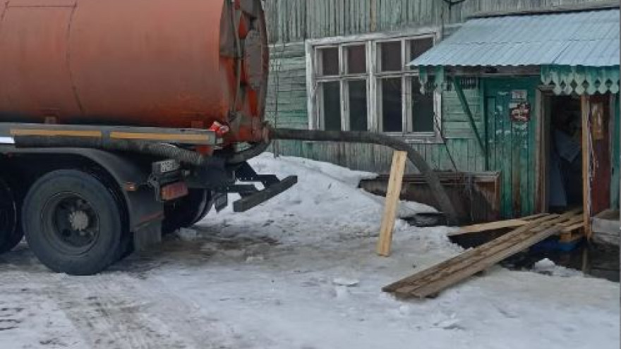 Подъезд аварийного дома в Салехарде затопило из-за неубранного снега