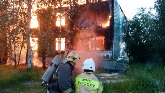 Тушили 6 часов. В серьезном пожаре в Надыме пострадали 2 человека ВИДЕО