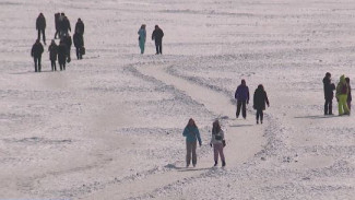 Зимние забавы в бухтах Русского острова: приморцы катаются на коньках прямо по замерзшему морю