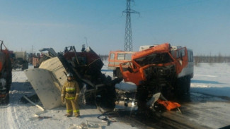 На Ямале при столкновении двух грузовиков пострадали 16 человек, 4 в тяжелом состоянии