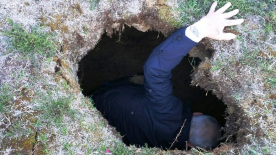 Маленький ребёнок провалился в огромную яму на газоне в центре Ноябрьска