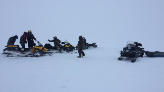 На озере под Ноябрьском спасено 7 человек, застрявших в наледи на снегоходах