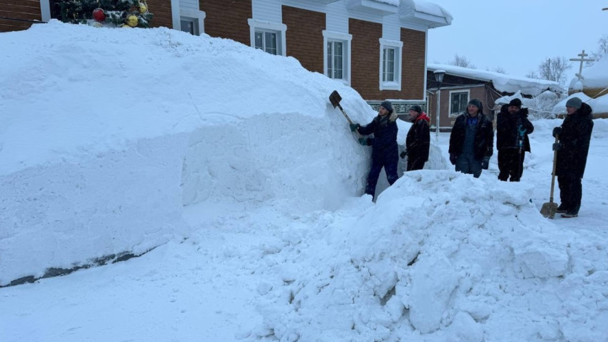 В Новом Уренгое заканчивают строительство рождественского вертепа из снега