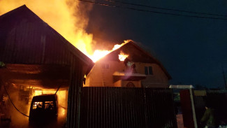 Огонь перекинулся с гаража на дом: на Ямале тушили крупный пожар (ВИДЕО)