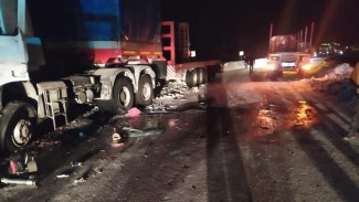 На Ямале произошло страшное столкновение двух большегрузов: погиб человек