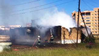 В Новом Уренгое огнеборцы около 3 часов тушили пожар в двухэтажке: есть пострадавшие 