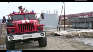 Пожарные Тазовского просят власти решить проблему с пожводоёмом, фундамент которого размыли талые воды