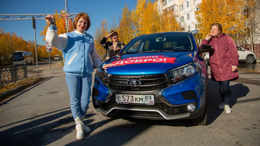 Общественники Муравленко получили в подарок от губернатора новый автомобиль