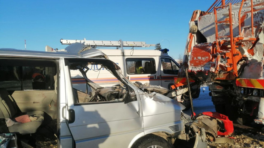 Пострадали 7 человек: микроавтобус влетел под снегоуборщик в Надымском районе