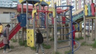 В Новом Уренгое неизвестные обклеили одну из детских площадок лезвиями