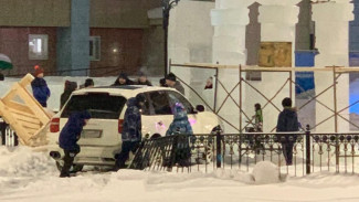 Белый Porsche протаранил ограждение ледяного городка в Тарко-Сале