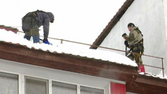 Оттепель пришла: крыши салехардских домов очищают от снега