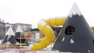 Айсберг-скалодром и скамейки-льдинки: в Муравленко обновили Молодежный сквер