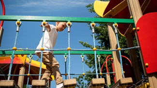 Опасные развлечения: в Салехарде дети покоряют высоты игрового комплекса, рискуя здоровьем