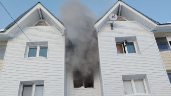 В Муравленко пожарные эвакуировали ребёнка из горящего подъезда