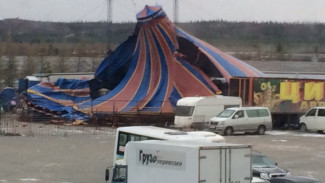 В Надыме шапито отменил представление из-за ураганного ветра, который снес купол цирка
