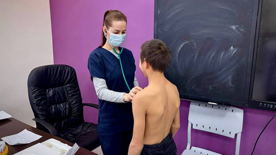 Мобильная бригада врачей приехала в Харампур для обследования детей