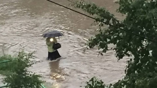 Воды по колено, город затопило. Ноябрьск превратился в Венецию ВИДЕО