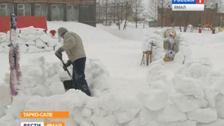 И дорожки расчистит, и горки построит! Необычайно добрый дворник из Тарко-Сале