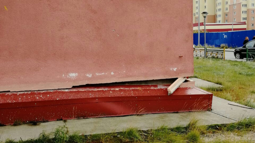 «Поддомкратили»: в Новом Уренгое дом в микрорайоне Оптимистов, оптимистично подперли палкой, чтобы не упал