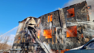 В Лабытнанги произошел мощный пожар в жилом доме