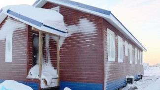 Теплый, эколгичный и быстропроизводимый: дома по СИП-технологии начали возводить на острове Колгуев в Ненецком округе