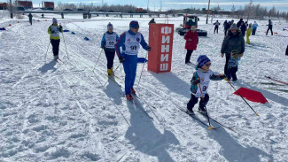 От трёхлетних малышей до пенсионеров: более 300 любителей спорта встретились на «Ямальской лыжне»