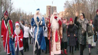 Один Дед Мороз хорошо, а сотня ещё лучше: во Владивостоке прошёл карнавальный парад седовласых кудесников