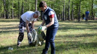 Дмитрий Артюхов стал участником экологической уборки острова Заячий