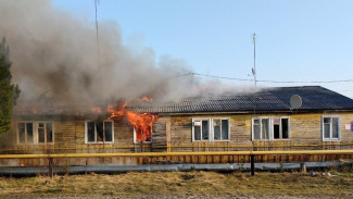 В Уренгое произошел пожар в восьмиквартирном доме. Есть пострадавший 